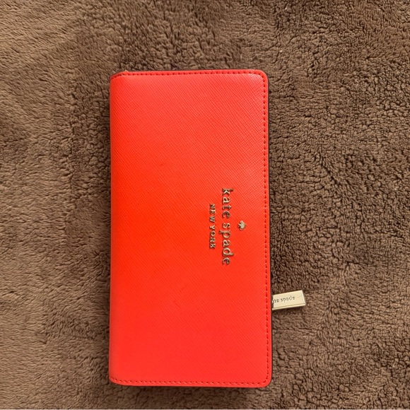 Kate Spade Vibrant Red Wallet

ACCEPTING BEST OFFER🩷 - Picture 1 of 3